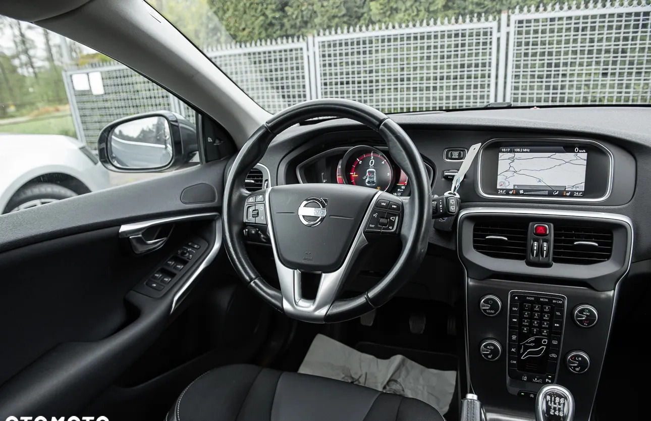 Volvo V40 cena 36900 przebieg: 233244, rok produkcji 2013 z Szczucin małe 436